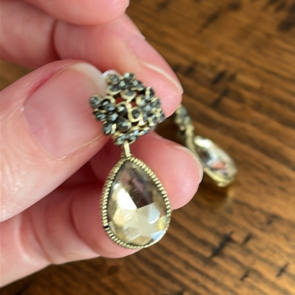 VINTAGE GOLD Crystal Flower Earrings!! - Picture 6 of 6